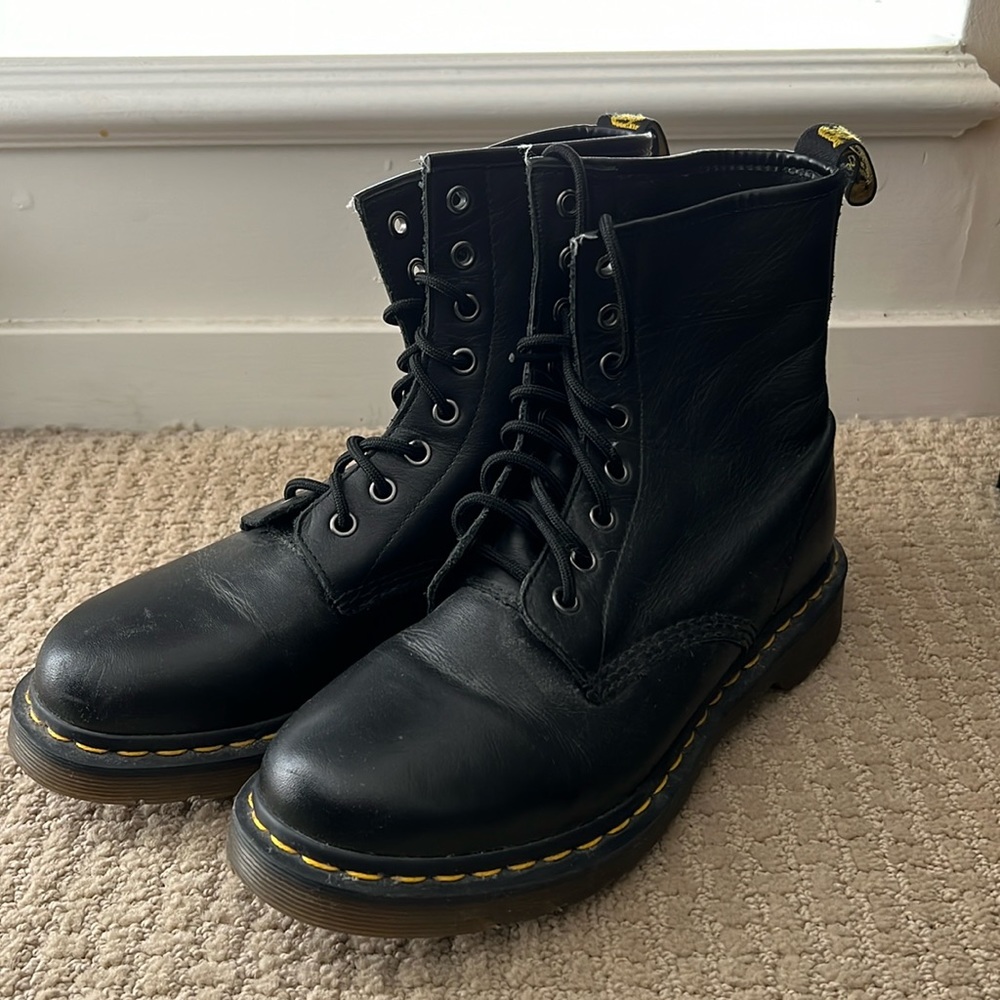 Dr. Marten Airwair black leather boots Size 9 Womens